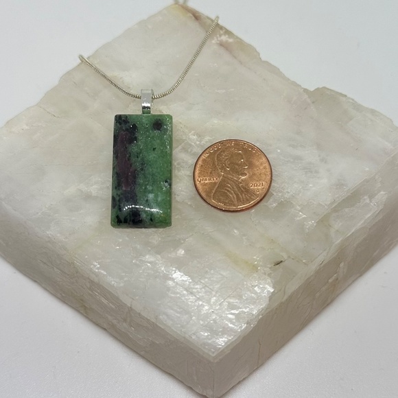 Ruby zoisite pendant with sterling silver chain - Picture 3 of 5